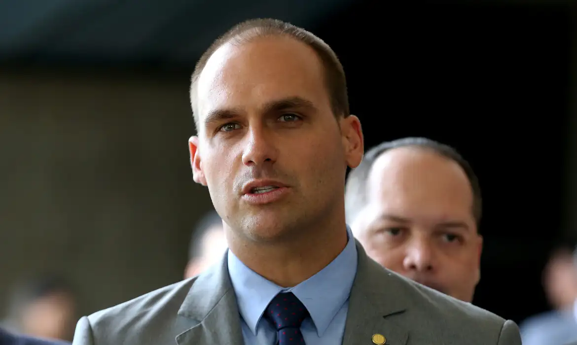Eduardo Bolsonaro anuncia que vai tirar licença do mandato de deputado para morar nos EUA