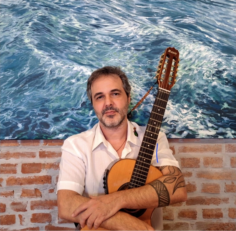 Lula Fidalgo revisita obra de Dorival Caymmi através da viola no Projeto Rio Abaixo, Mar Adentro